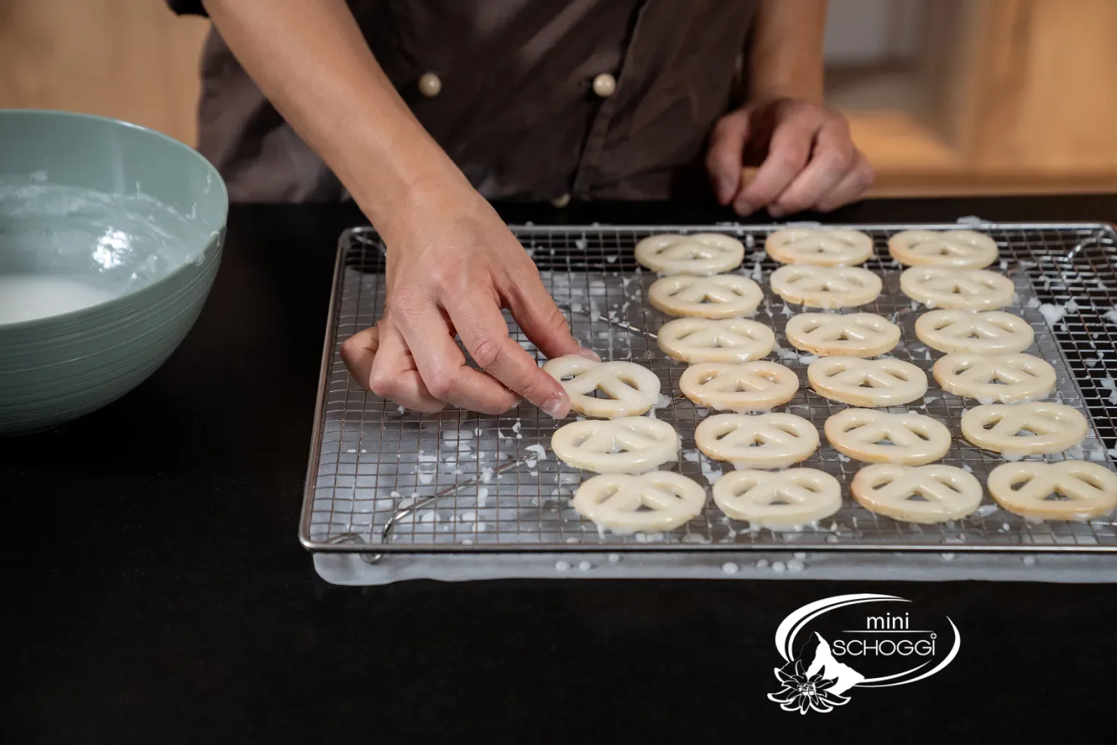 Posizionare i biscotti glassati sulla griglia