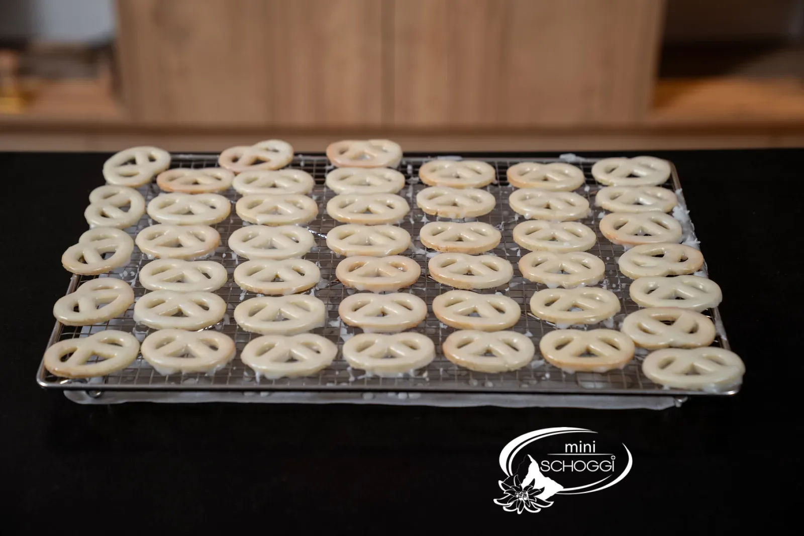 Una griglia intera di biscotti alla vaniglia glassati