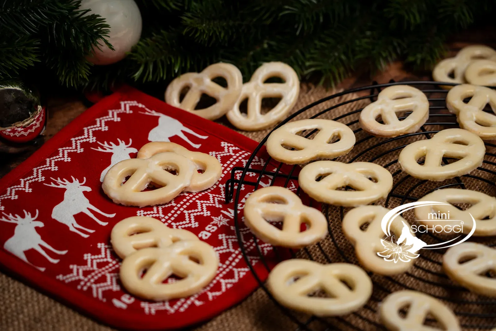 Vanilla-Brezeln mit rotem Topflappen und Tannenzweigen