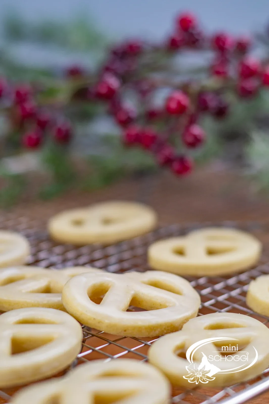 Vanillebrezeln mit glänzender Puderzuckerglasur auf einem Teller