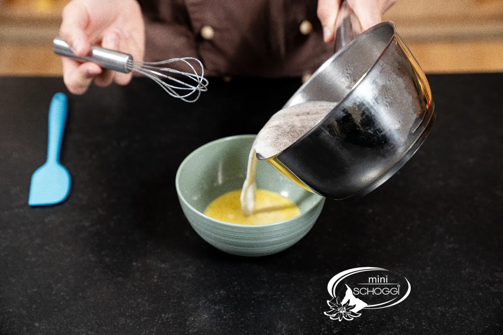 Eindickende Vanillecreme wird in der Pfanne mit dem Schwingbesen gerührt