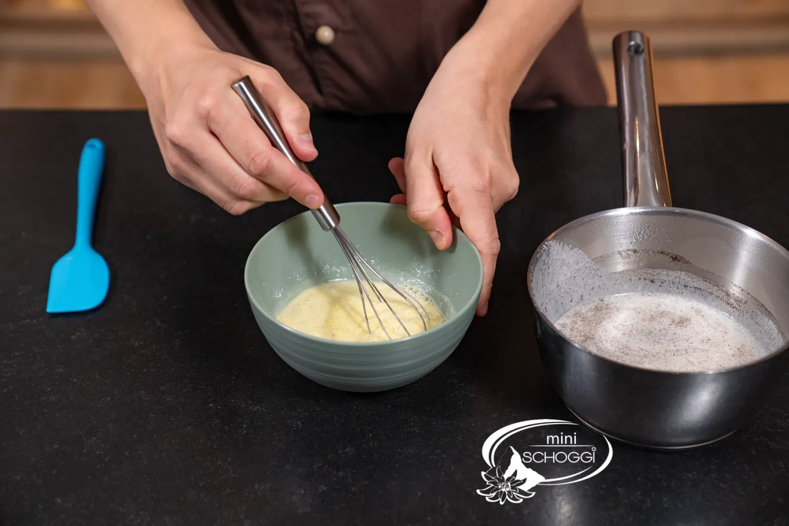 Eindickende Vanillecreme wird in der Pfanne mit dem Schwingbesen gerührt