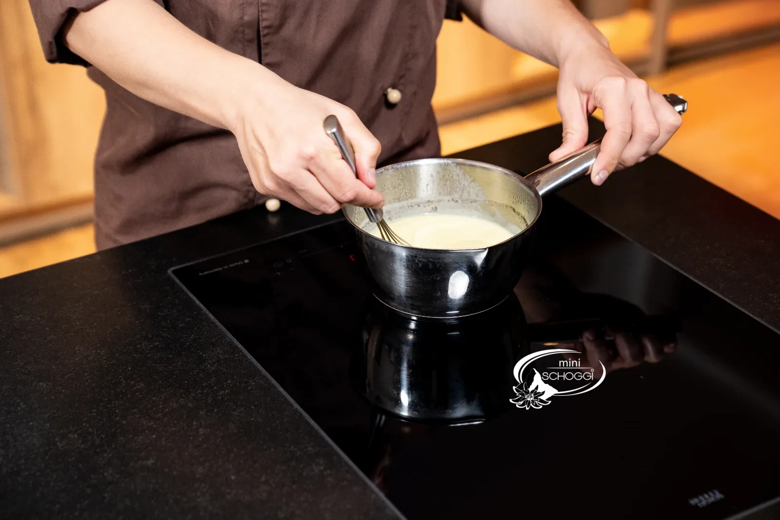 Vanillecreme in einer Schüssel, direkt auf der Oberfläche mit Frischhaltefolie abgedeckt