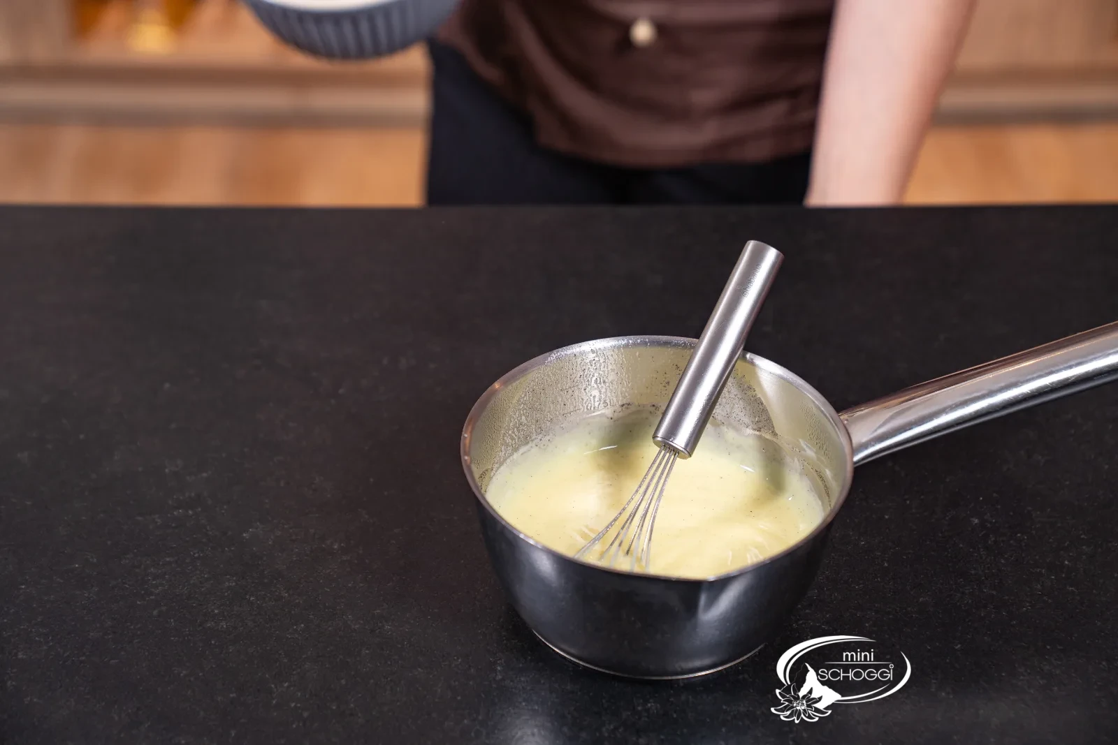 Vanillecreme in einer Schüssel, direkt auf der Oberfläche mit Frischhaltefolie abgedeckt