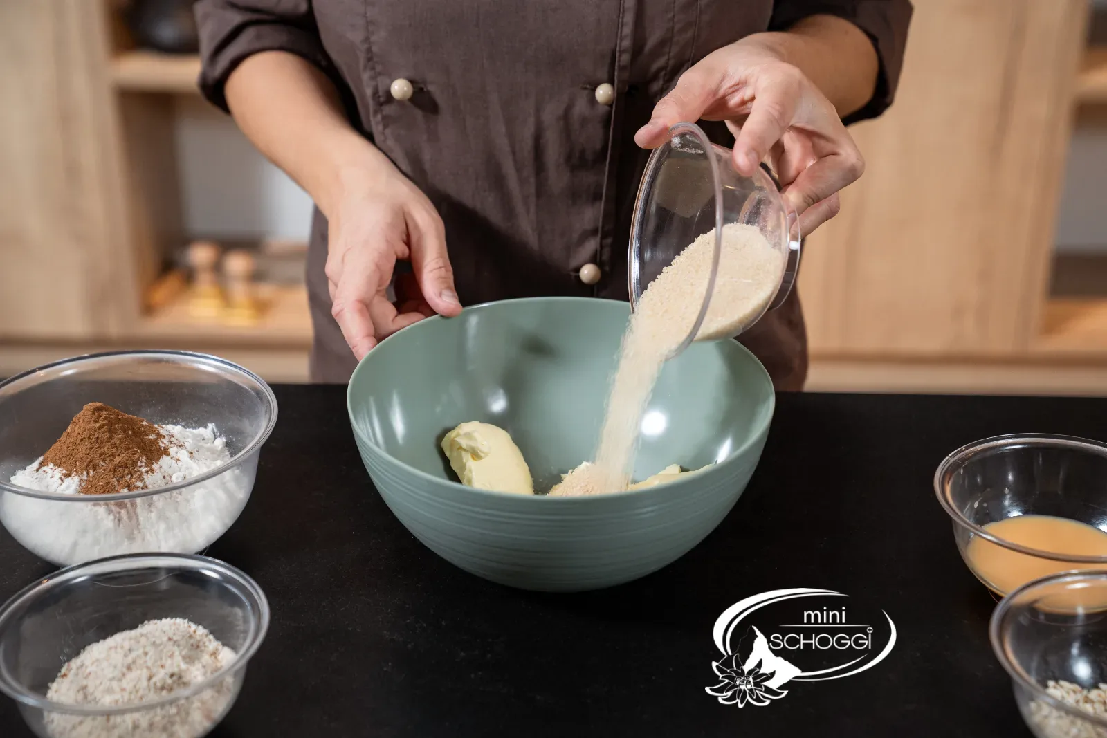 Rohrzucker zur Butter geben