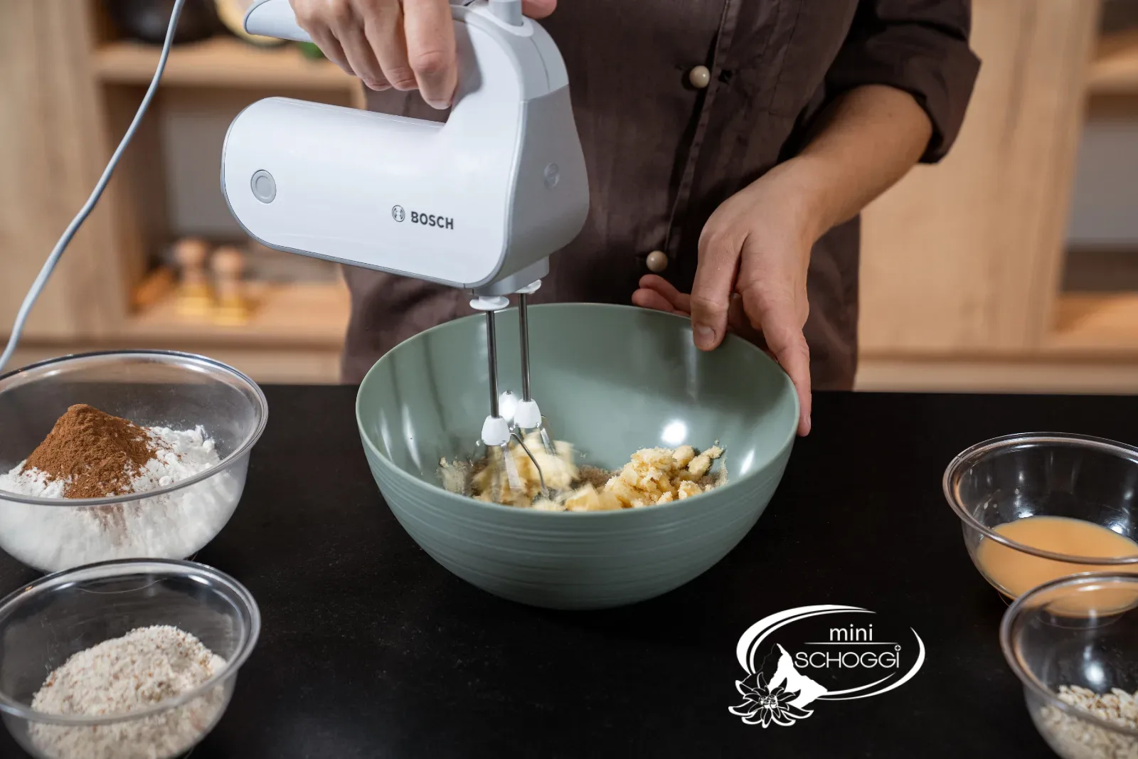 Butter und Rohrzucker mit dem Handmixer schaumig schlagen