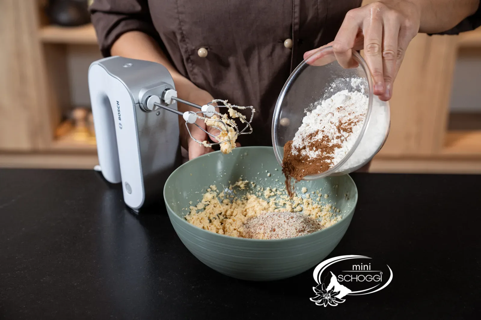 Dinkel-Vollkornmehl mit Zimt in die Schüssel geben
