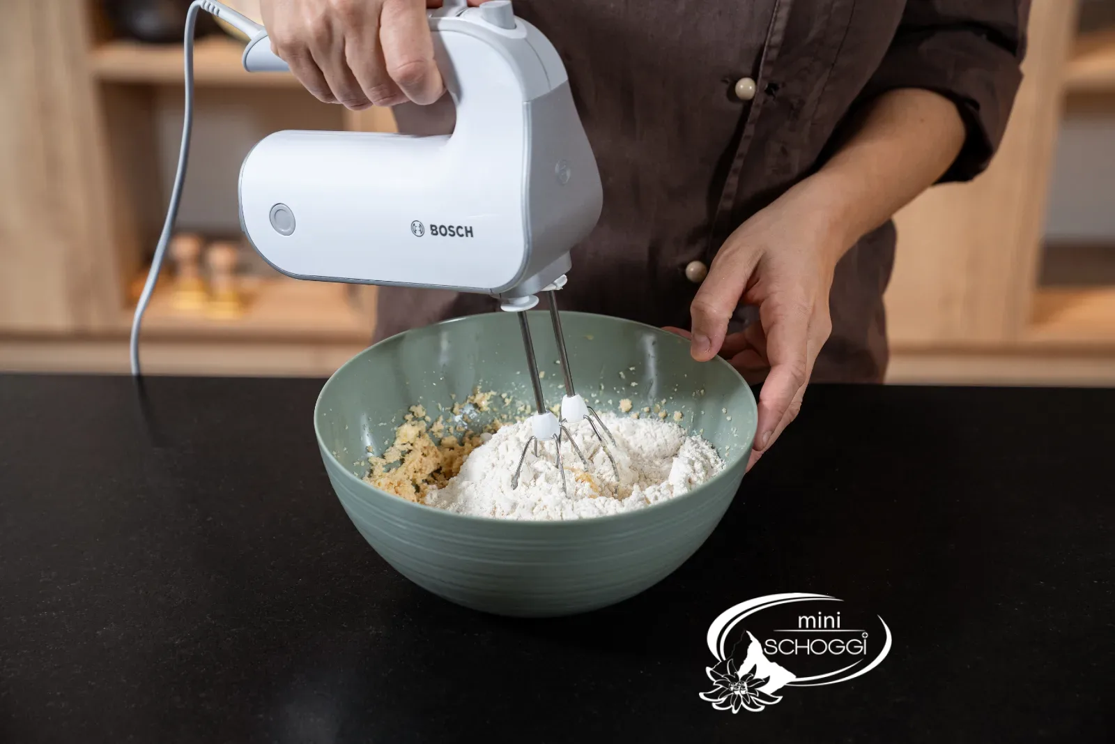 Mehl mit dem Handmixer unterrühren