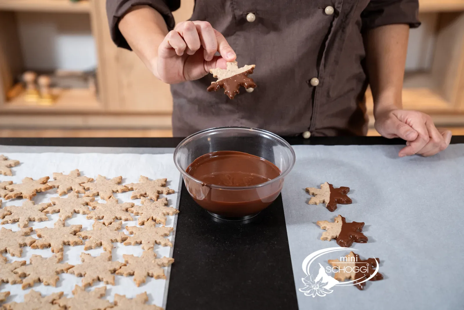 Getunkten Cookie herausheben und abtropfen lassen