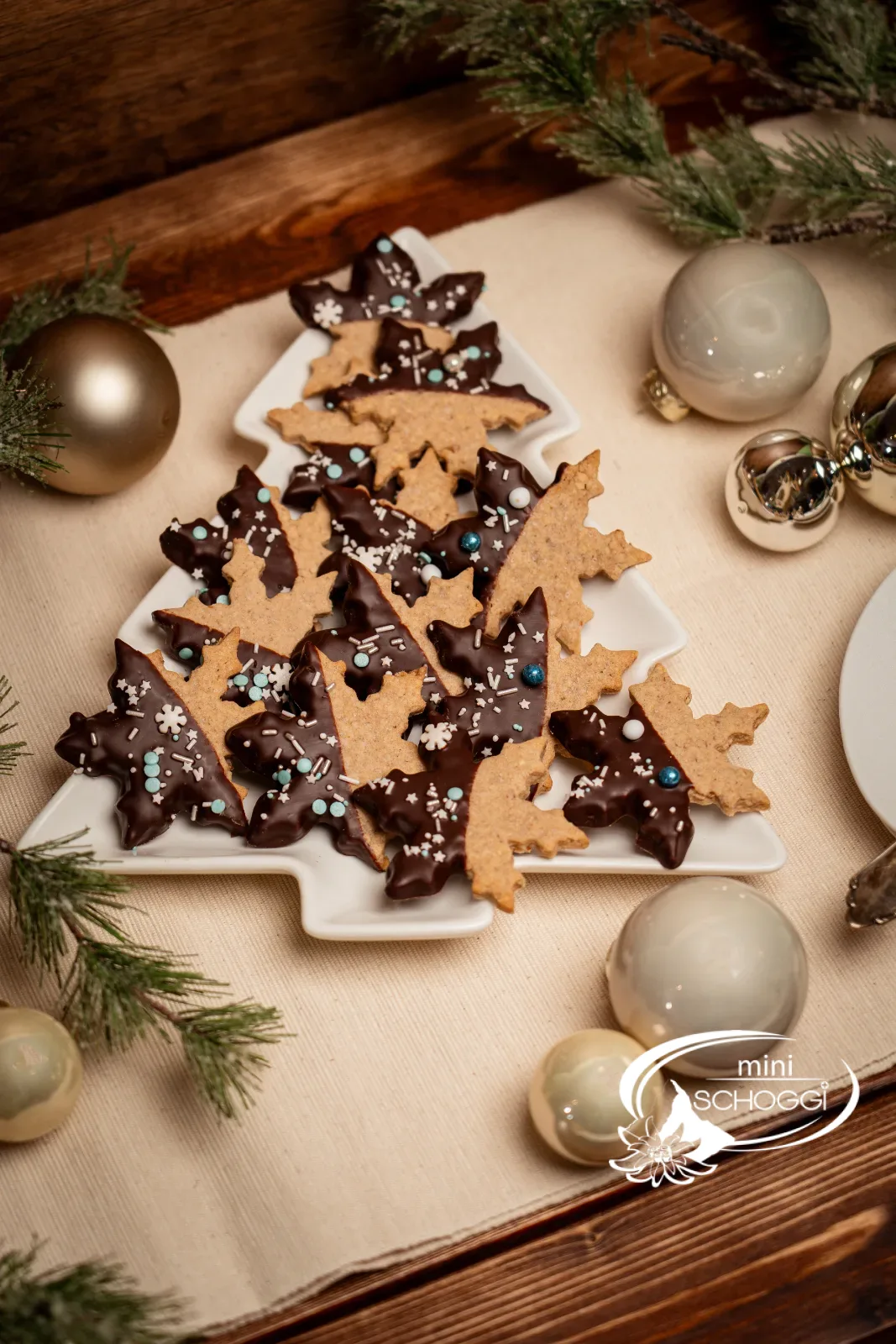 Ein Schneestern-Cookie mit Couverture und Zuckerstreuseln in Nahaufnahme