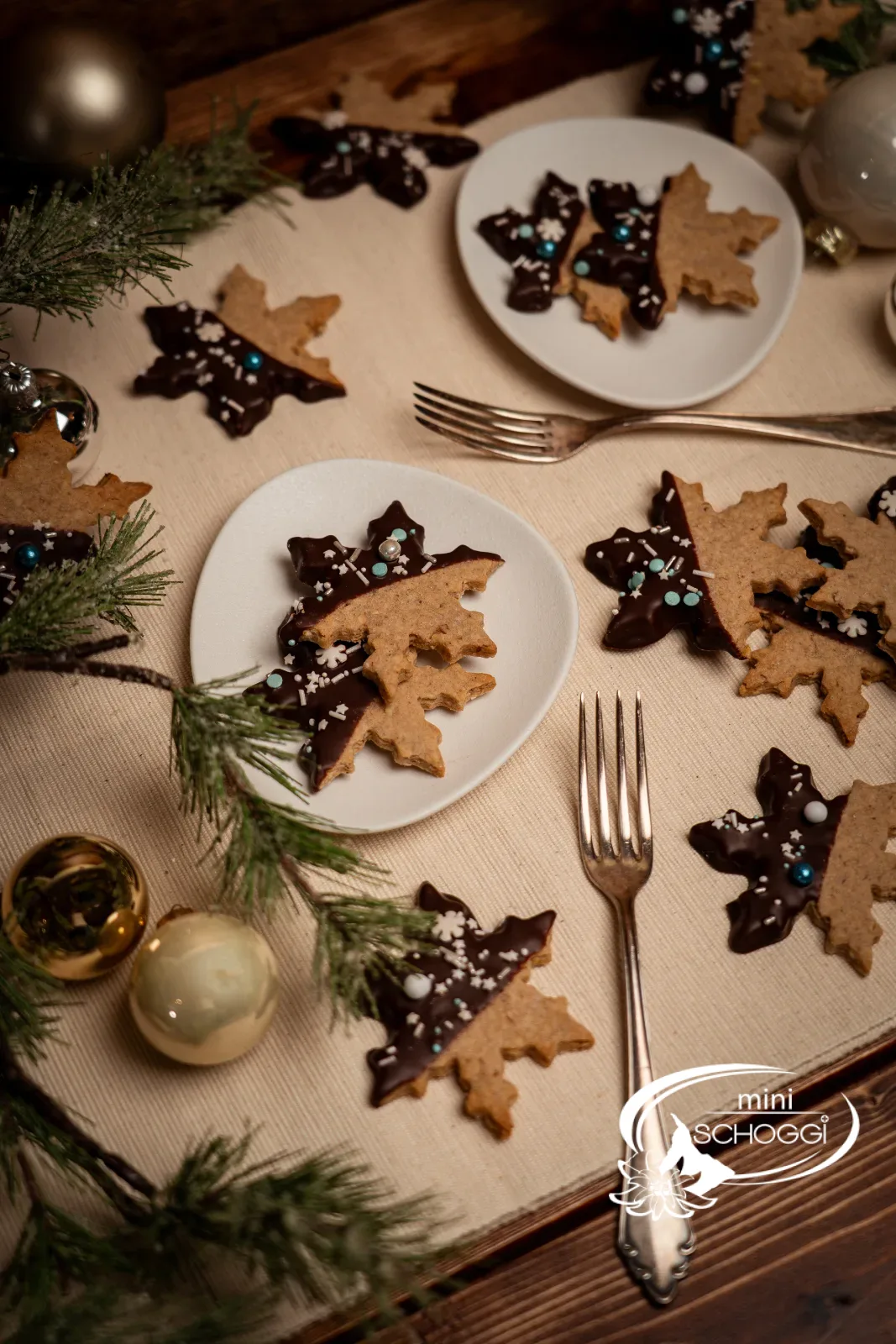 Vollkorn Cookies auf kleinen Tellern mit Dessertgabeln