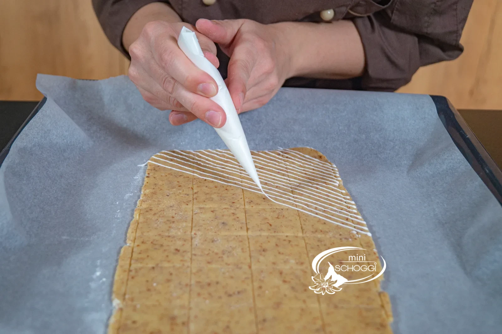 Con il cornetto si disegnano sottili linee diagonali di glassa reale