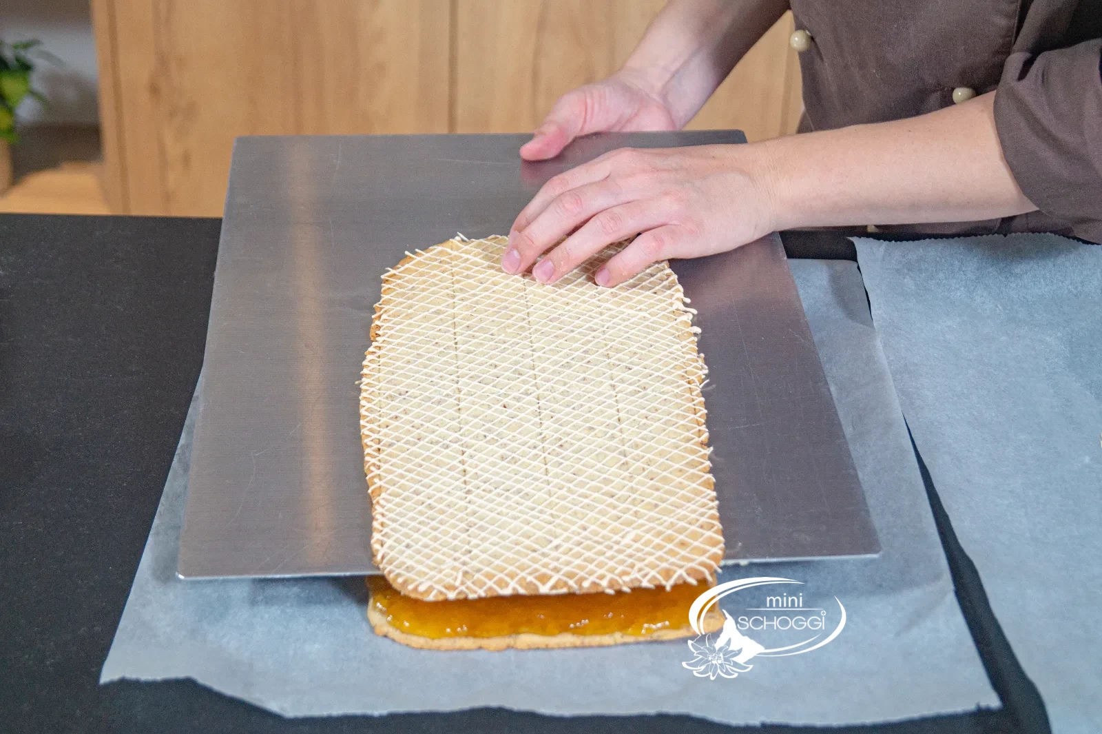 La sfoglia decorata viene appoggiata come coperchio sullo strato di confettura