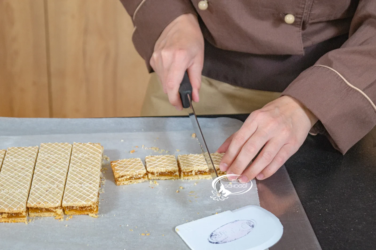 La sfoglia di waffel viene tagliata in quadrati lungo le linee incise