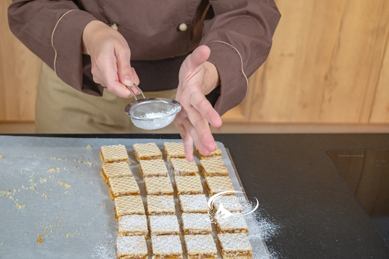 I cuoricini waffel pronti vengono spolverati con zucchero a velo