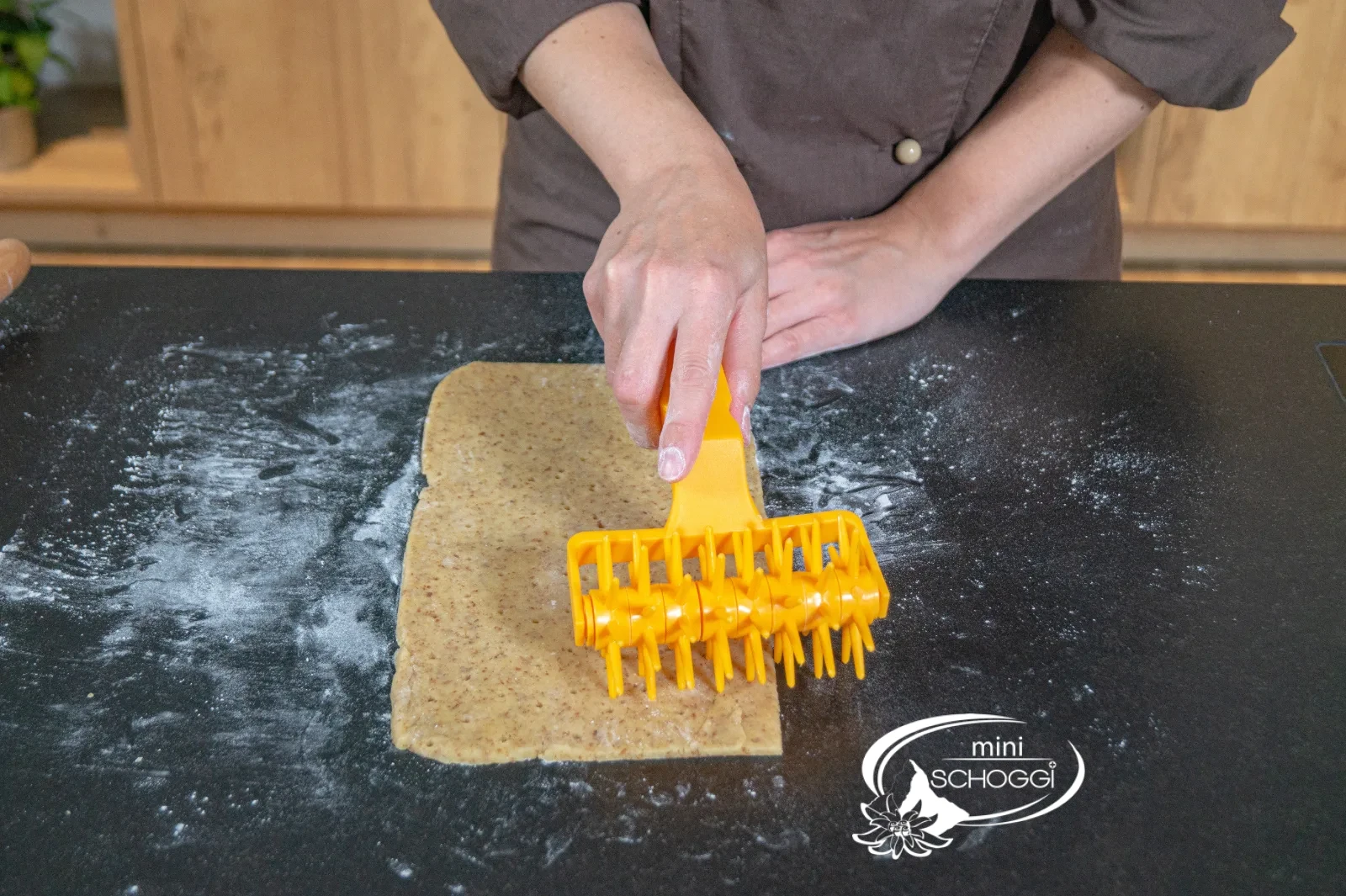 La sfoglia di pasta viene bucata uniformemente con il Mini punch da pasticceria