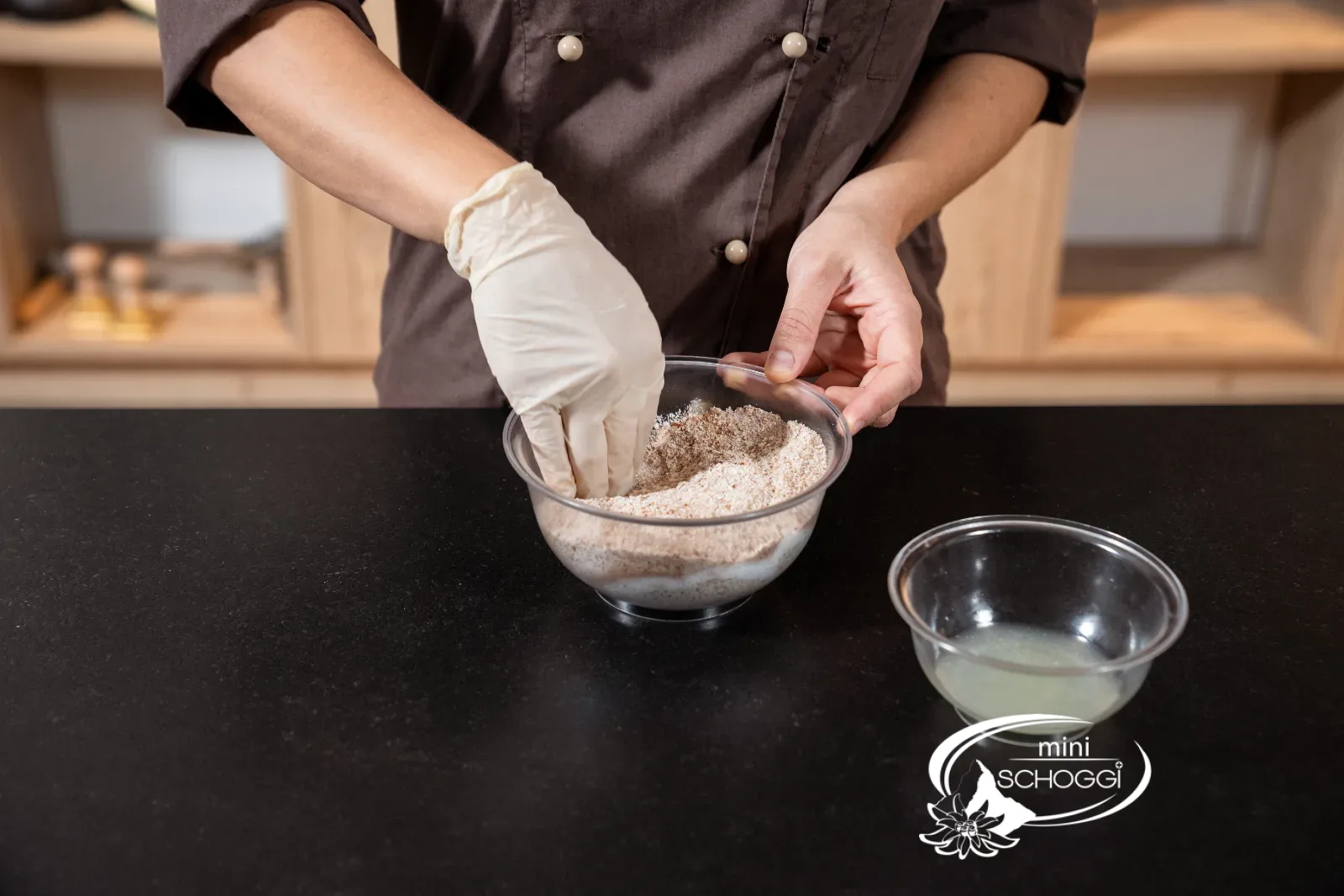 Ingredienti secchi per le stelle alla cannella mescolati
