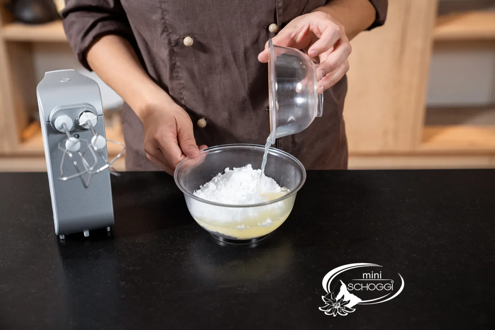 Aggiungere il succo di limone alla glassa