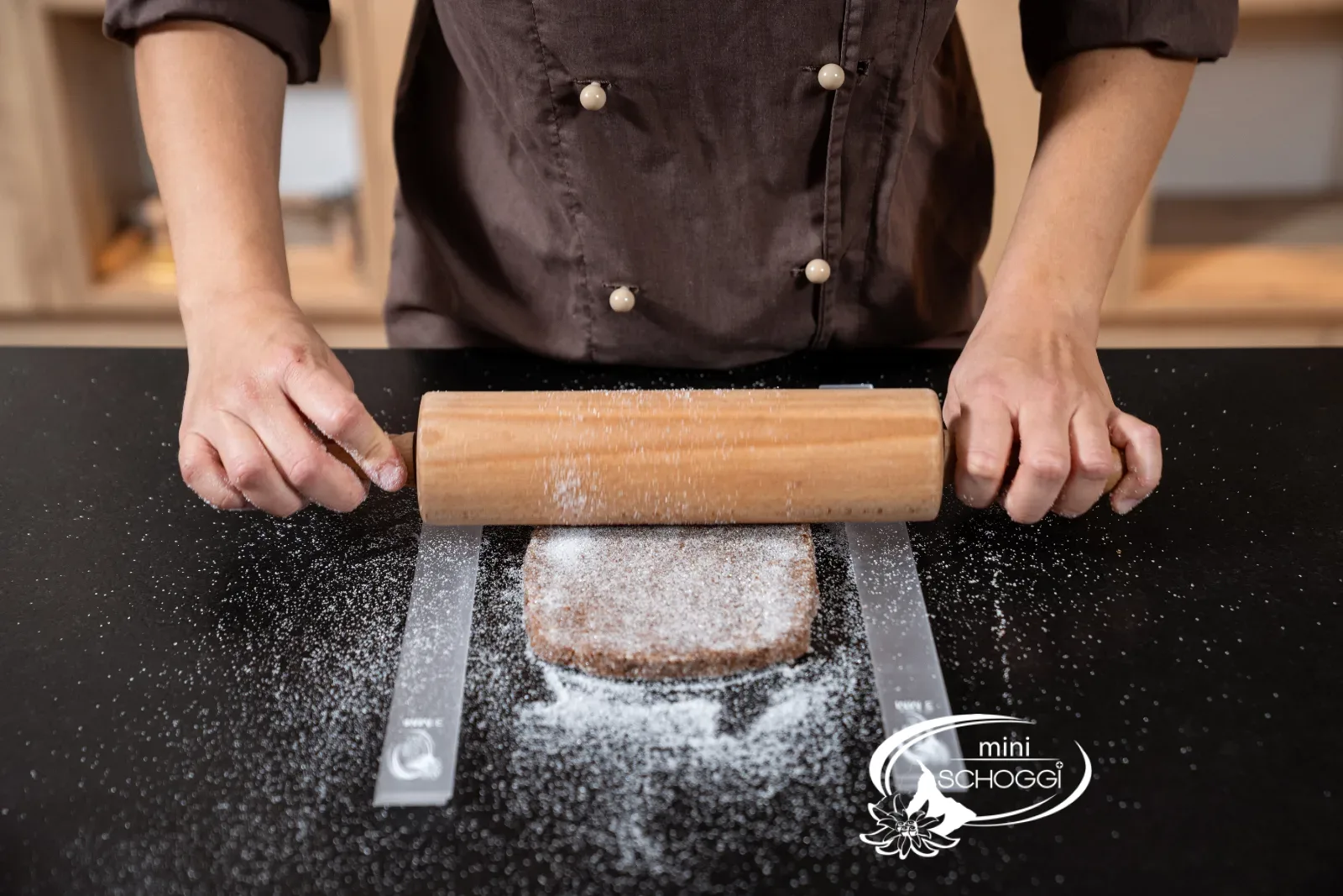 Stendere la pasta per stelle alla cannella fino a 8 mm tra due mattarelli