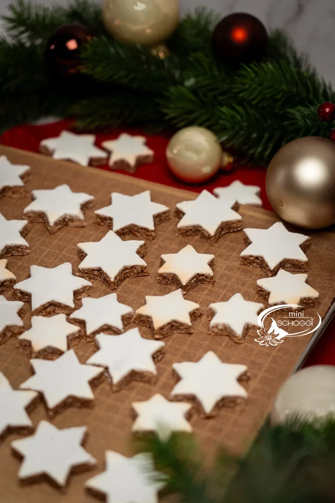 Stelle di natale alla cannella con palline d'albero e bacche