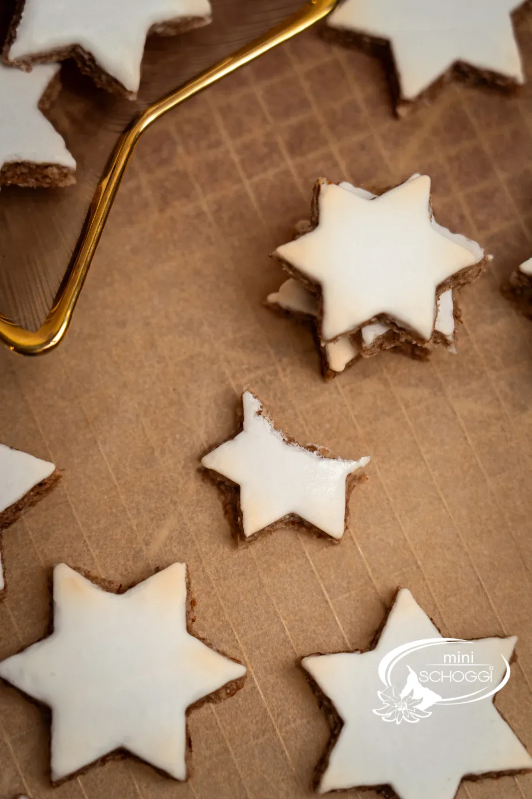 Stelle alla cannella cotte con glassa bianca, in primo piano