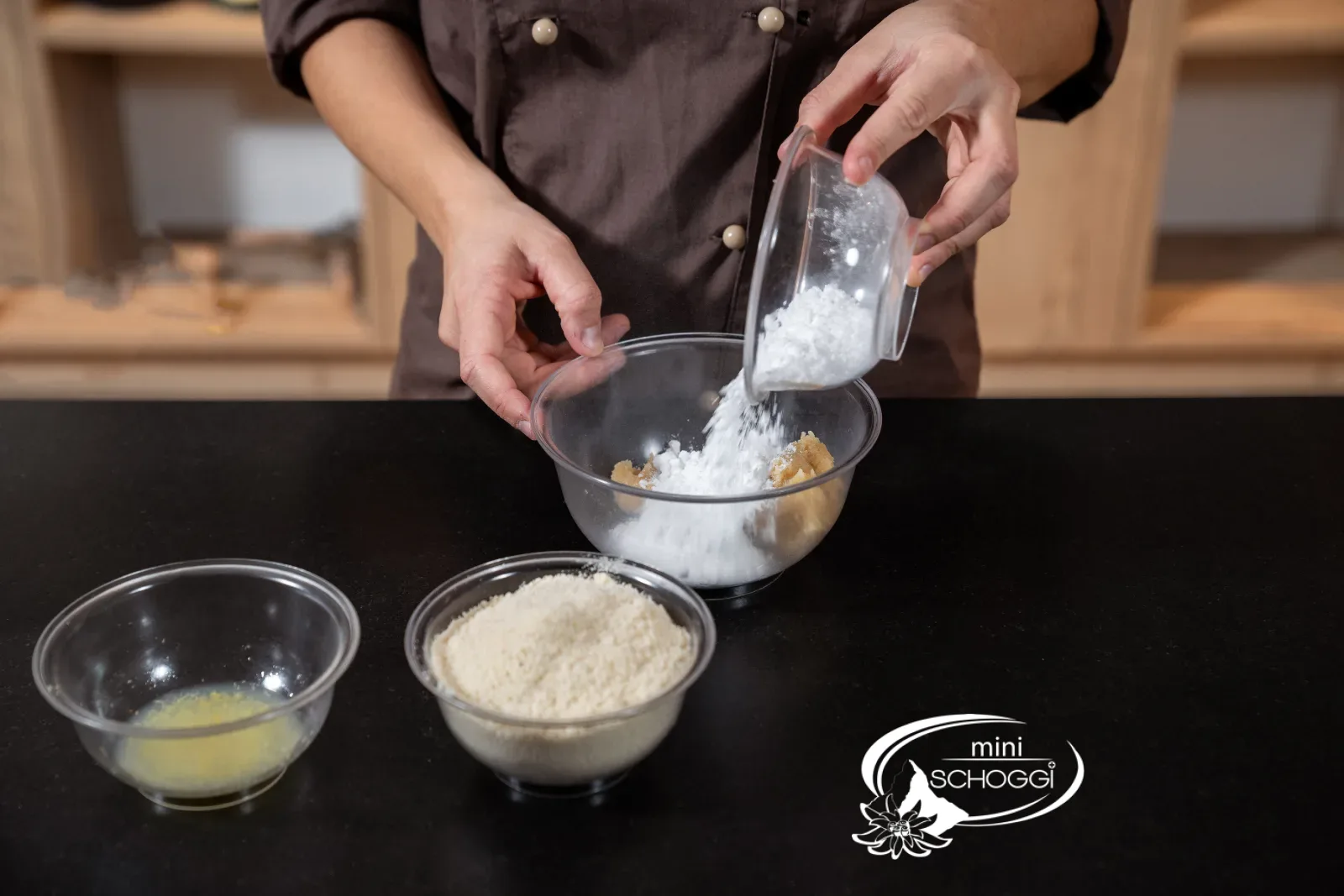 Ajouter le sucre glace à la pâte d'amande dans le bol