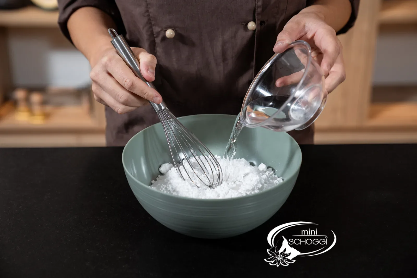 Verser l'eau sur le sucre glace