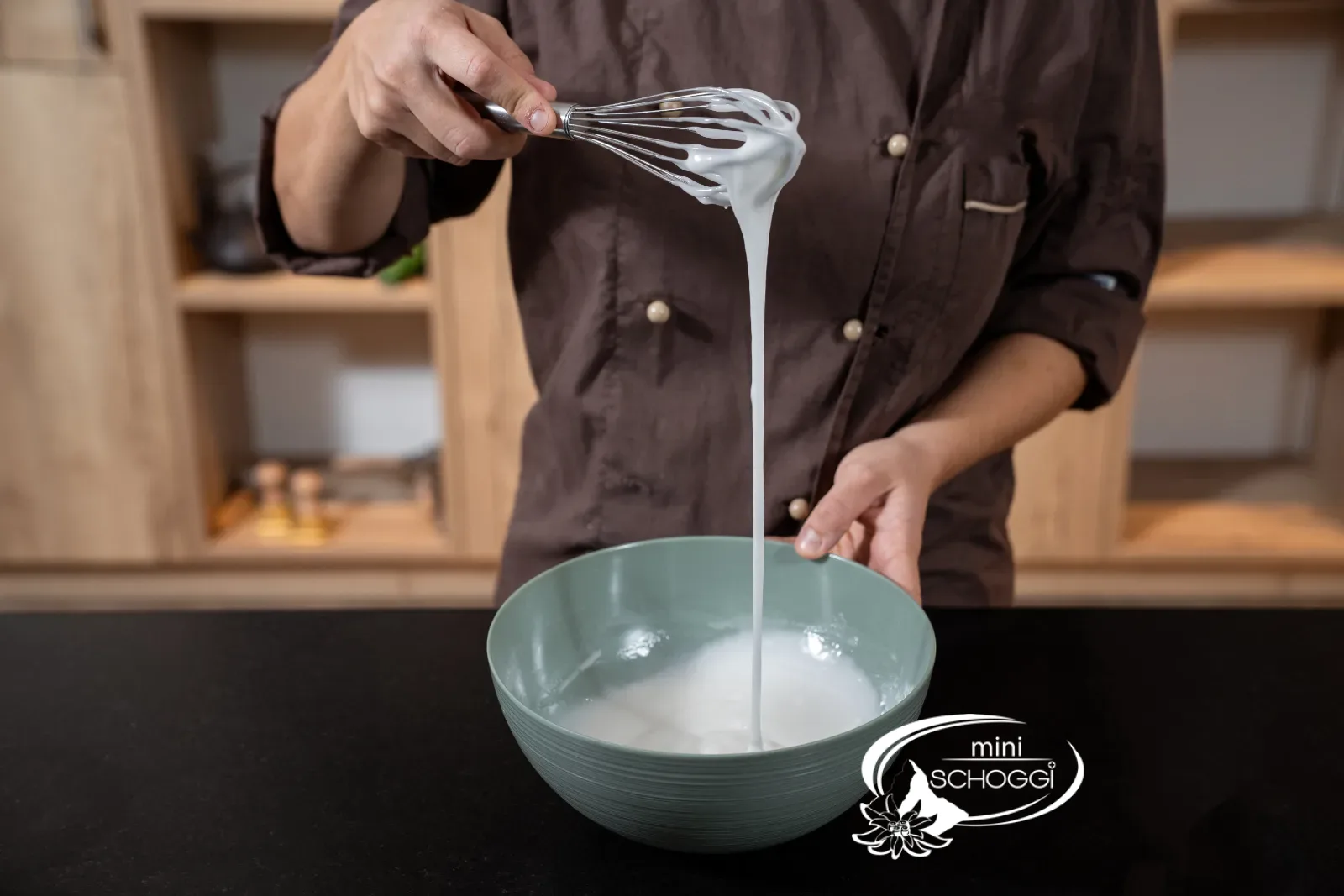 Glaçage fluide qui coule du fouet