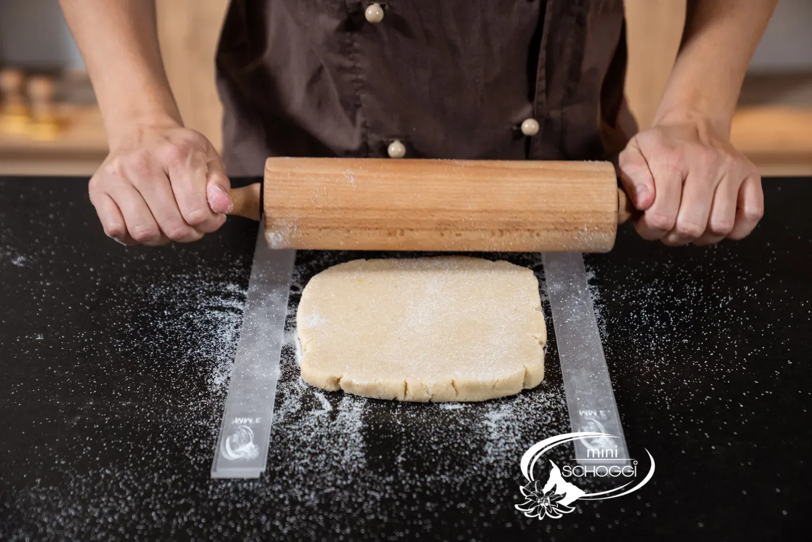 Étaler la pâte à 8 mm avec le rouleau à pâtisserie