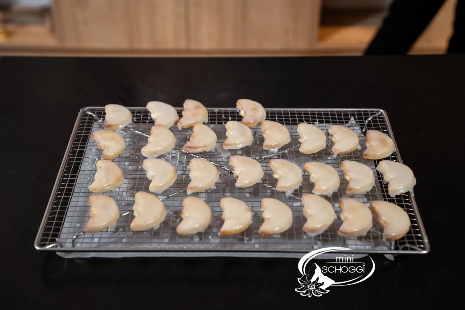 Möndli au citron glacés en train de sécher sur la grille