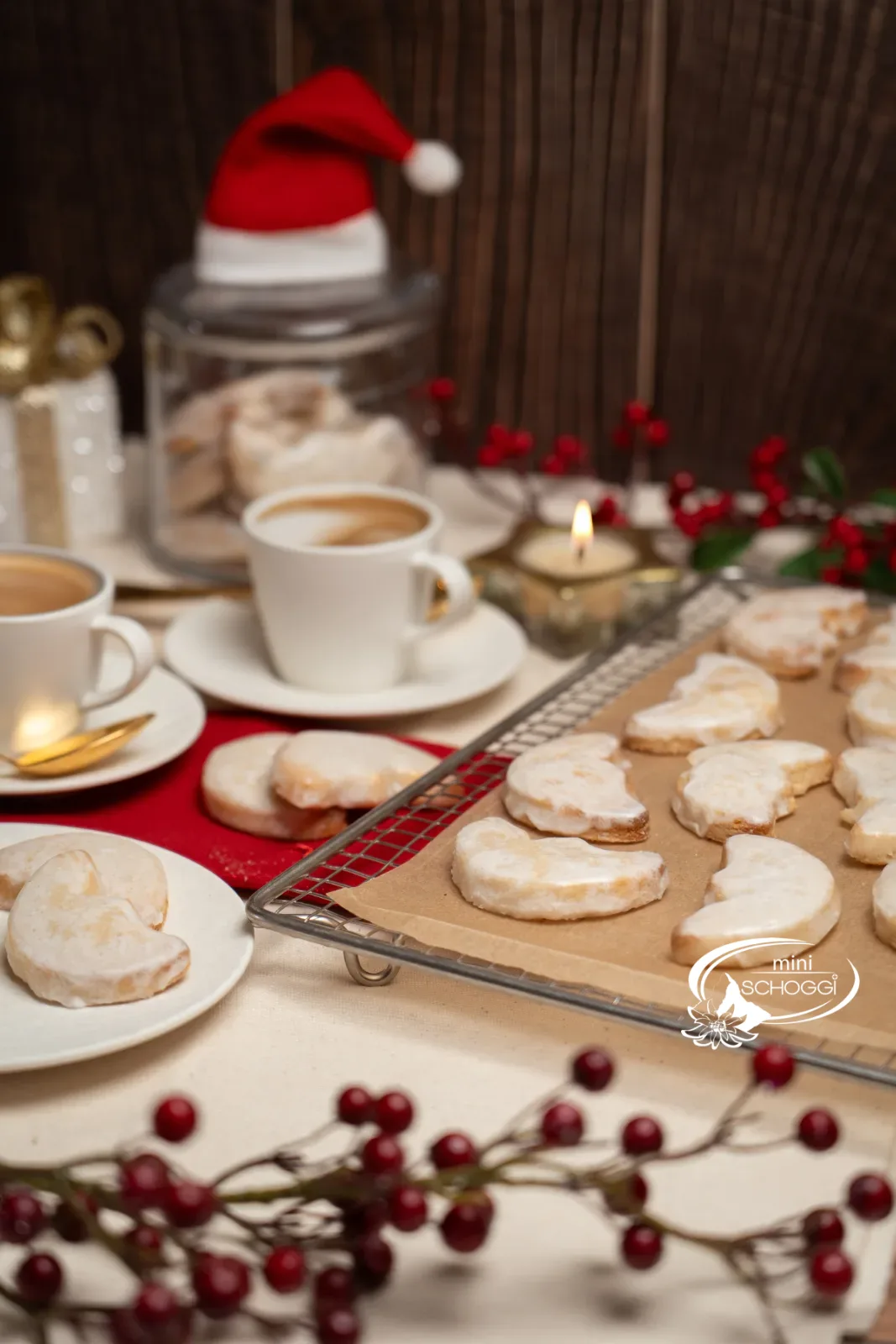Citronnettes sur la grille à pâtisserie, à côté d'un bocal à biscuits avec un bonnet de saint Nicolas