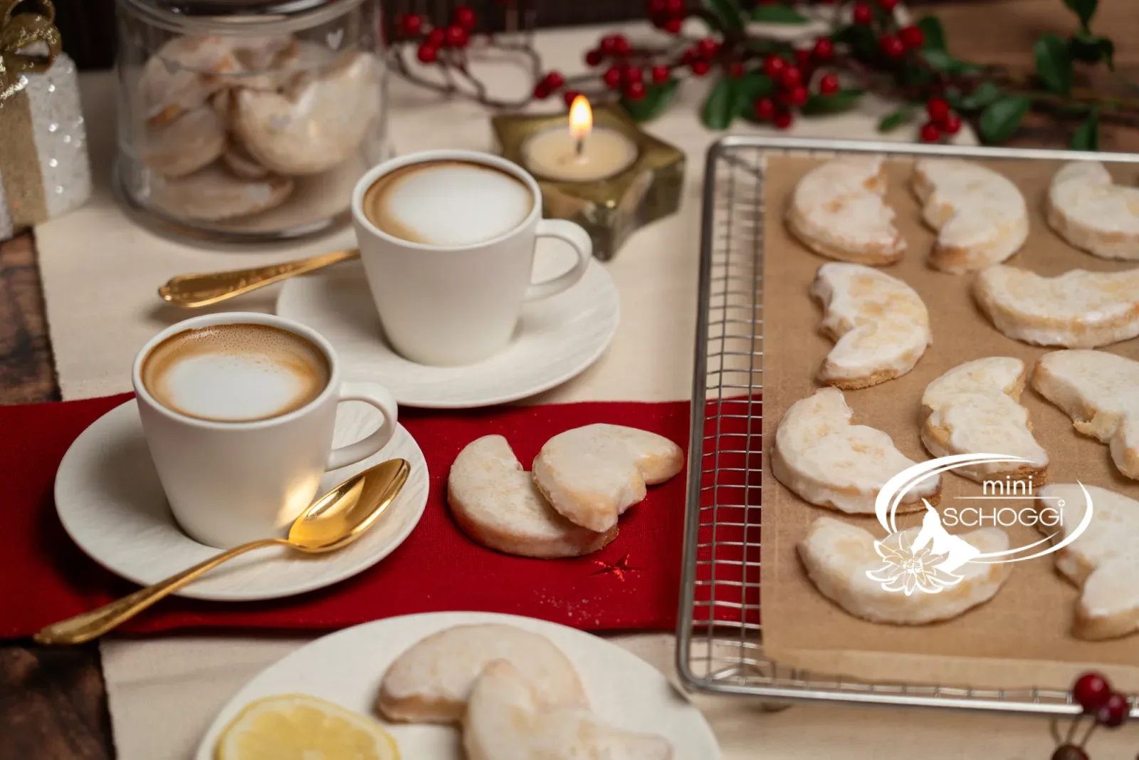 Table de Noël avec cappuccino et citron möndli glacés