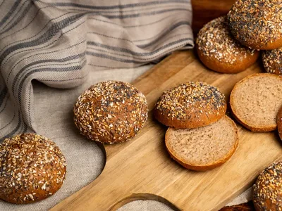 Dinkel-Vollkornbrötchen mit Körnerkruste