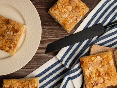 Butterkuchen mit Mandeln — saftig vom Blech