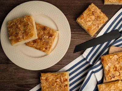 Butterkuchen mit Mandeln — saftig vom Blech