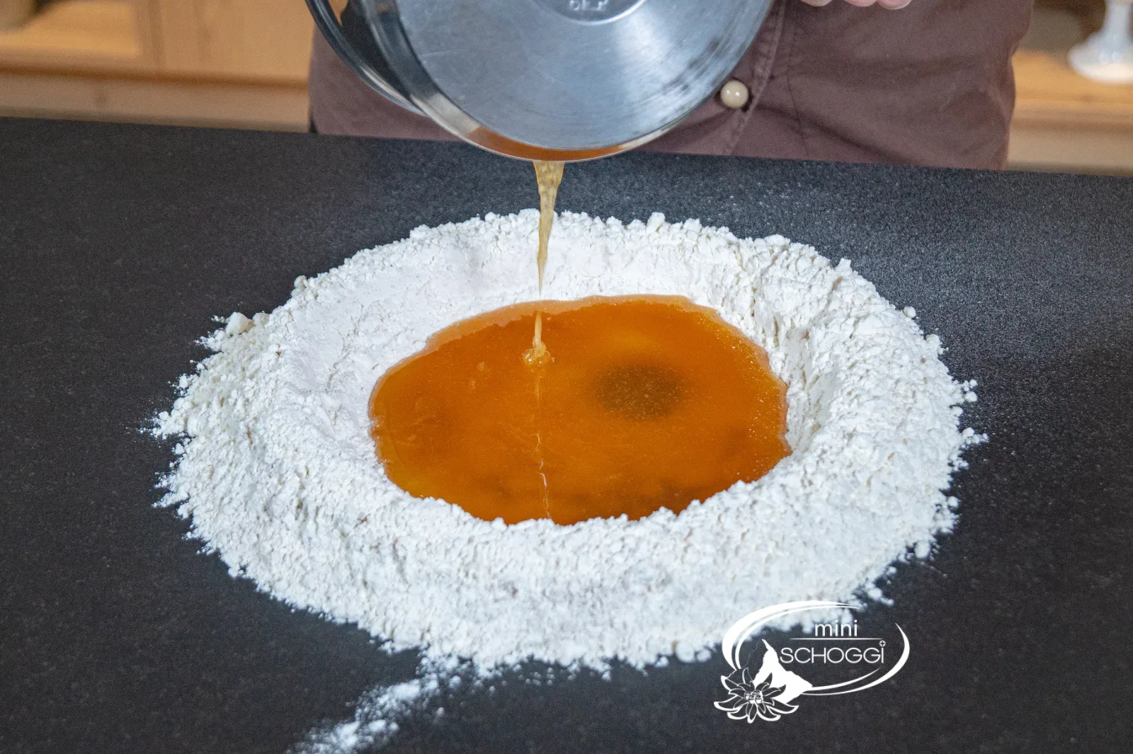 La massa di miele raffreddata viene versata nella fontana di farina