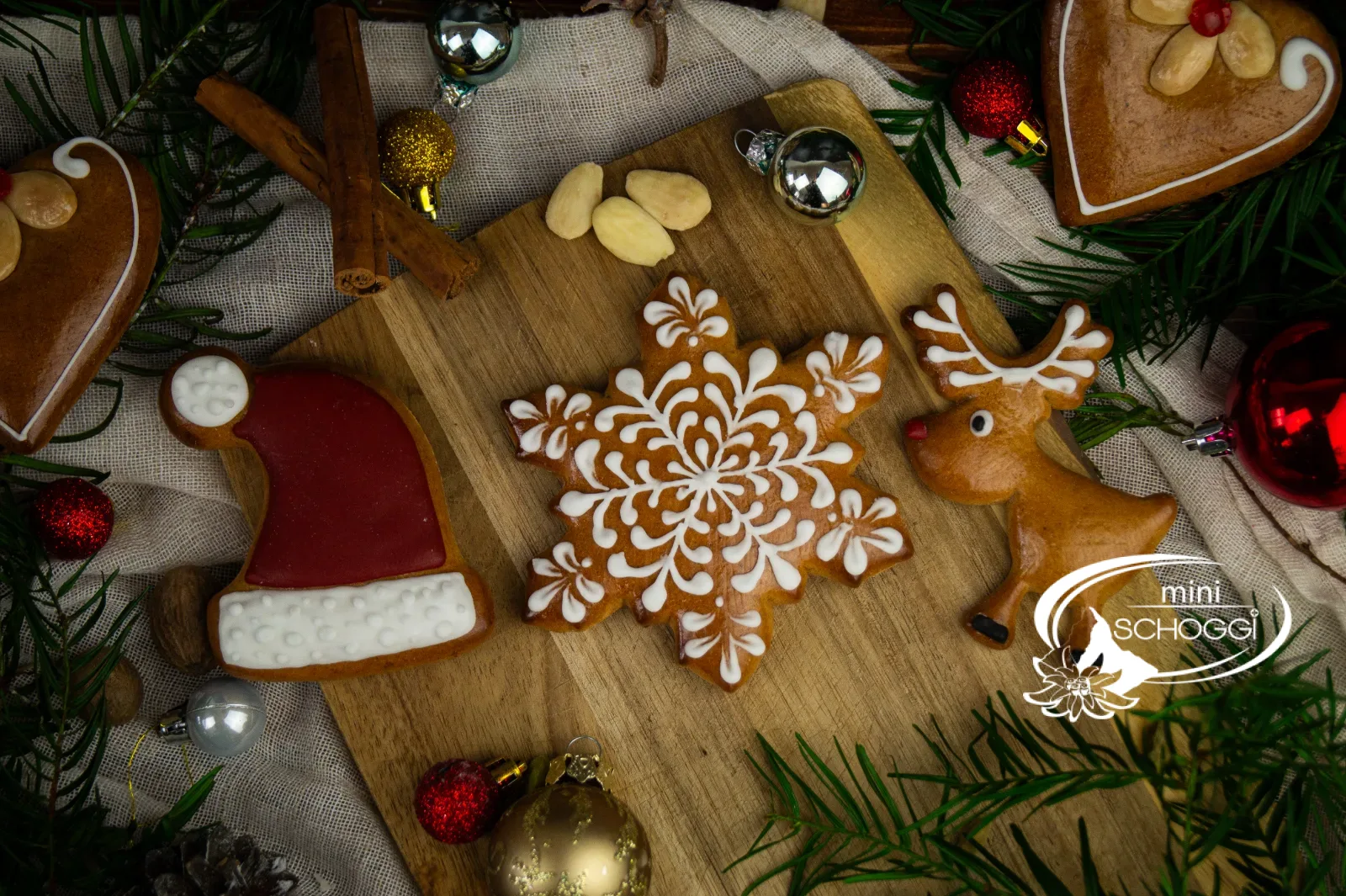 Pan di zenzero al miele decorato in forme natalizie su un tagliere di legno