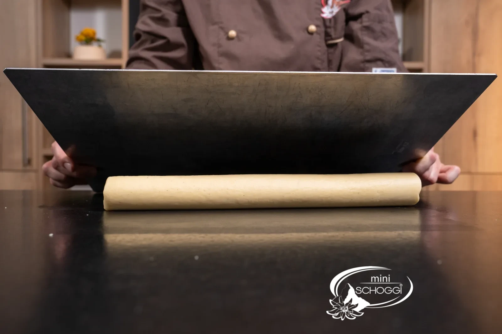Con la teglia per torte il rotolo di impasto viene arrotolato in modo uniforme e tondo