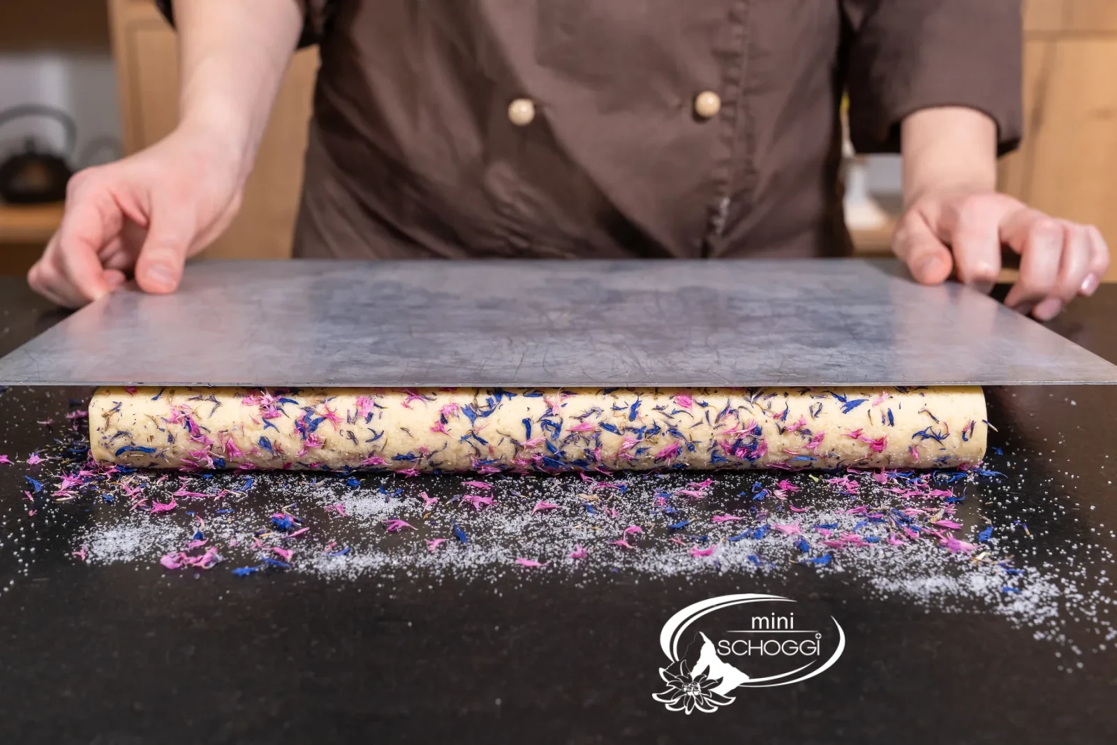 Con la teglia per torte il rotolo decorato riceve l'ultimo tocco
