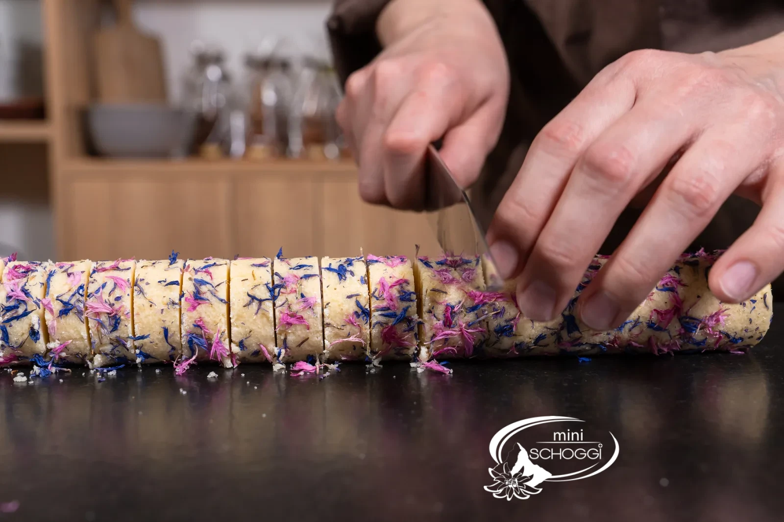 Il rotolo decorato viene tagliato a fette con il coltello