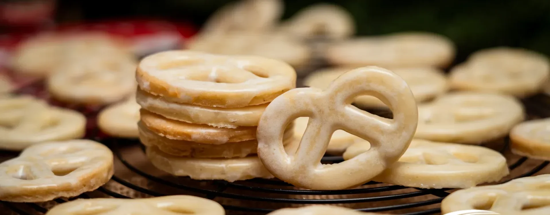 Vanilla pretzels: classic Christmas cookies with icing