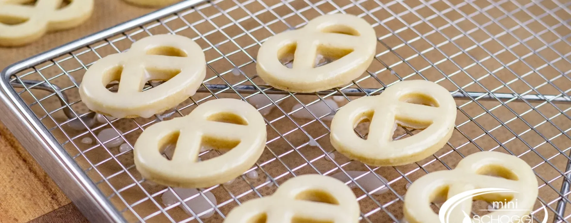 Biscotti alla vaniglia a forma di bretzel – Ricetta classica dei biscotti di Natale
