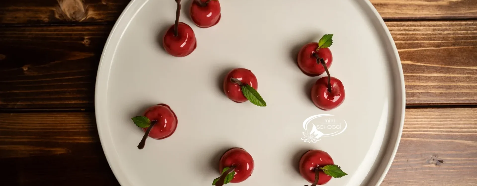 Cerises au mirror glaze – mousse à la griotte qui semble vraie