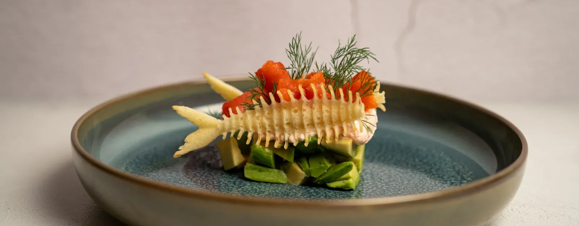 Antipasto di salmone e avocado con cialde a lisca di pesce