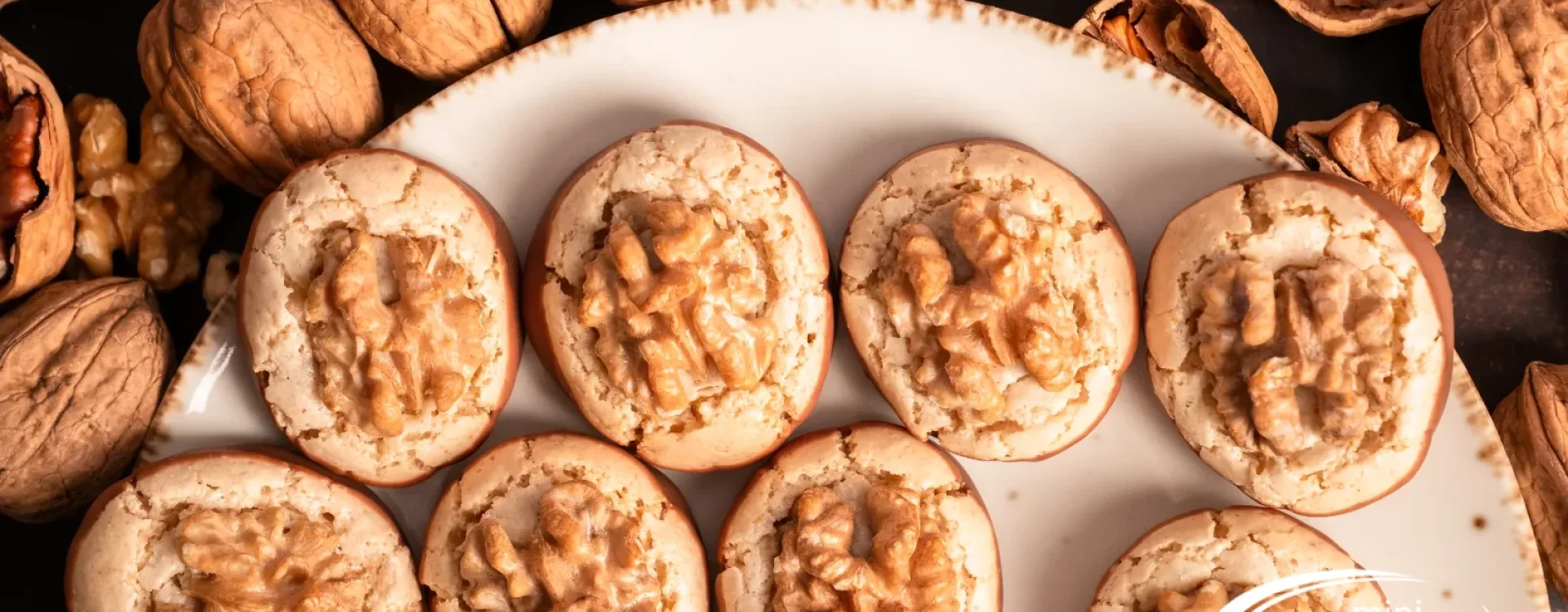 Biscotti alle noci con bacio di cioccolato