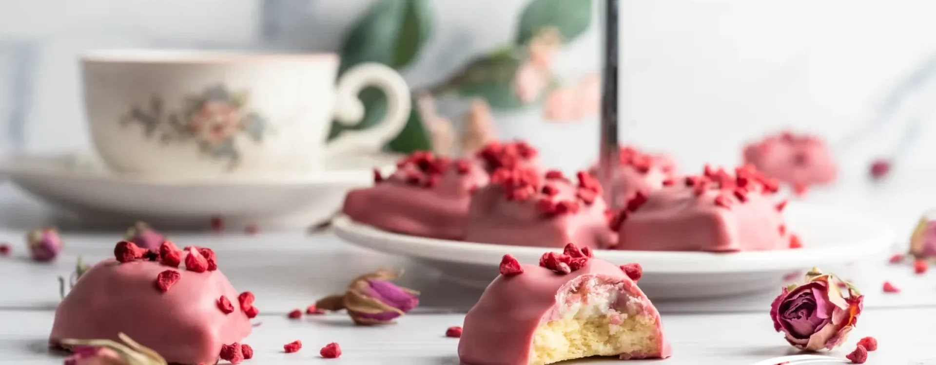Biscotti a cuore lampone-vaniglia con copertura di cioccolato Ruby
