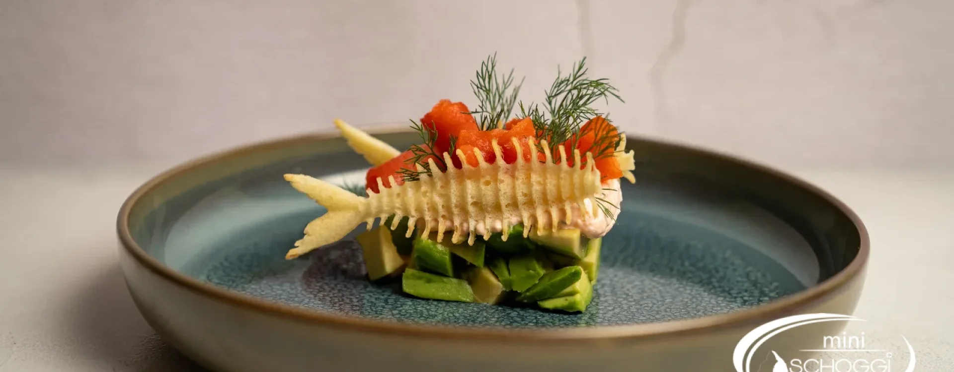 Entrée saumon-avocat avec Bricelets en arêtes de poisson