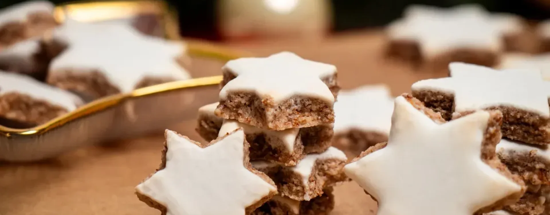 Étoiles à la cannelle aux amandes et glaçage aux blancs d'œuf